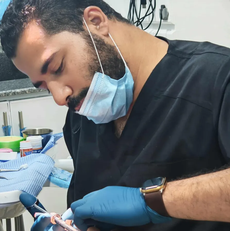 د. محمد حسين طه أثناء العمل في العيادة
